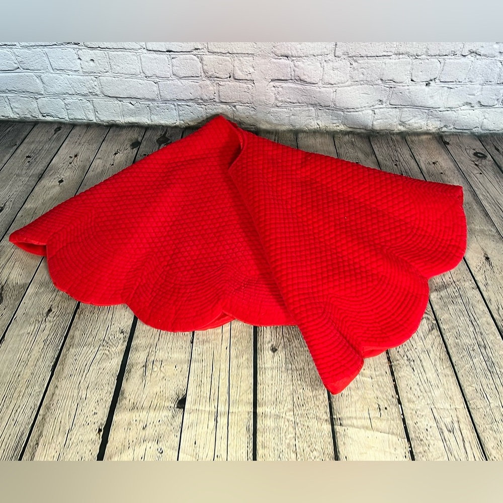 EUC 4ft. Red Christmas Tree Skirt